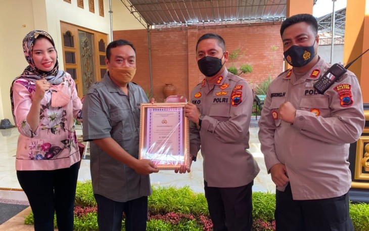 Kapolres Klaten saat memberikan penghargaan kepada Tukiman alias Ragil