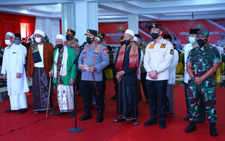 Kapolri Jenderal Listyo Sigit Prabowo, saat meninjau akselerasi percepatan vaksinasi di Banten