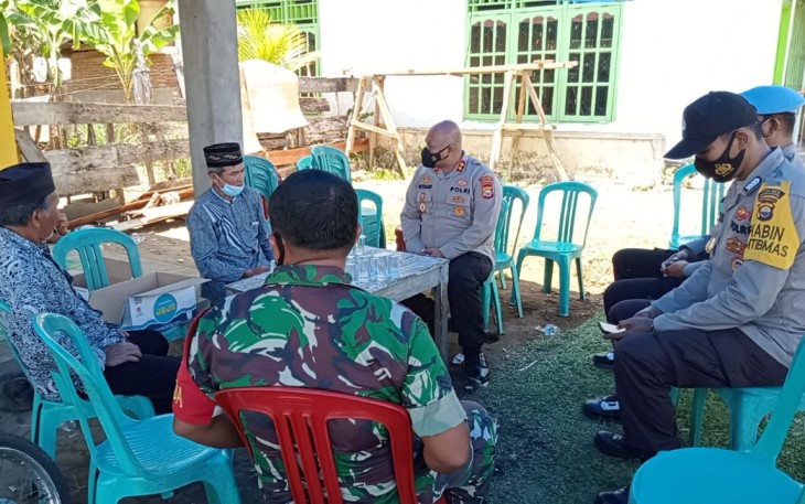 Kapolres Mukomuko saat mengunjungi keluarga korban yang diterkam buaya