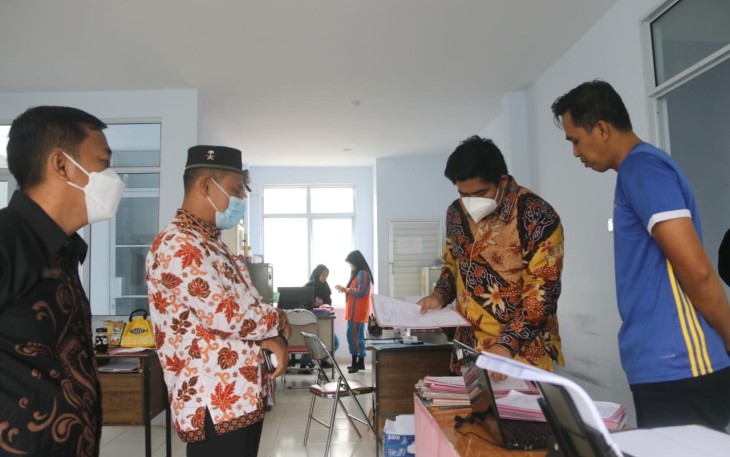 Plt Bupati Bintan, Roby Kurniawan, saat berinteraksi dengan beberapa staf Kelurahan dan memantau proses pengurusan berkas