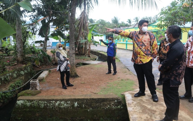 Plt Bupati Bintan, Roby Kurniawan, melakukan  peninjauan mendadak, di lokasi banjir