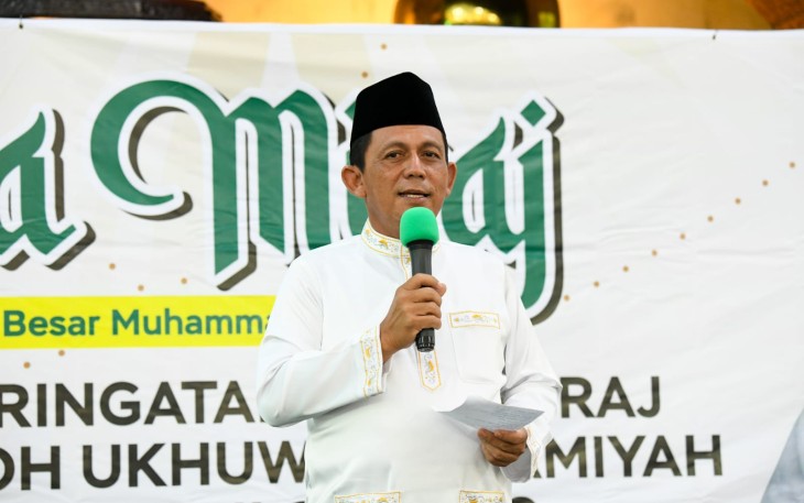 Gubernur Kepulauan Riau H. Ansar Ahmad, saat menghadiri peringatan Isra' Mi'raj di Masjid Raya Al Hikmah, Tanjungpinang