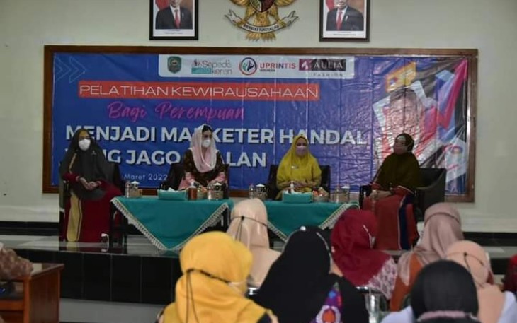 Novita Hardini, saat memberikan pelatihan kewirausahaan perempuan, di Gedung Bawarasa Trenggalek, Selasa (1/3/2022) (Foto : Hardi Rangga, klikwarta.com)