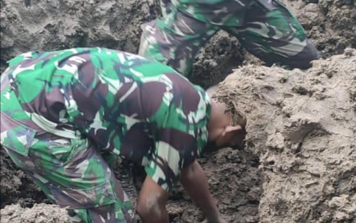 Proses evakuasi korban gempa Malampah, Pasaman