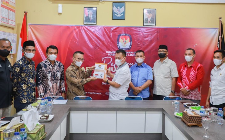 Bupati Lingga, Muhammad Nizar bersama Ketua DPRD, Ahmad Nashiruddin, saat bersilaturahmi ke Kantor KPU 