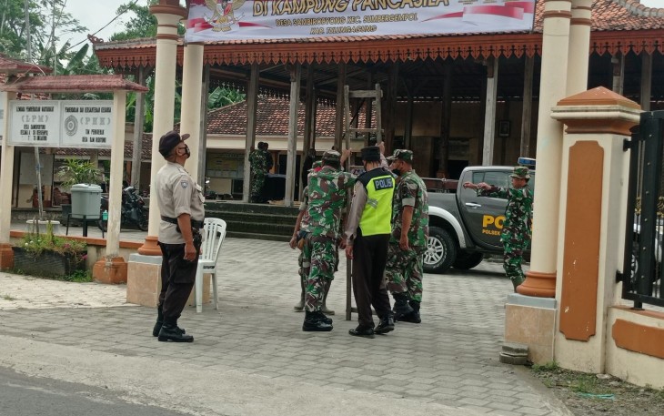 Wakapolsek Sumbergempol bersama Kanit Intelkam, Kanit Binmas, Bhabinkamtibmas Desa Sambirobyong, melaksanakan kerja bakti 