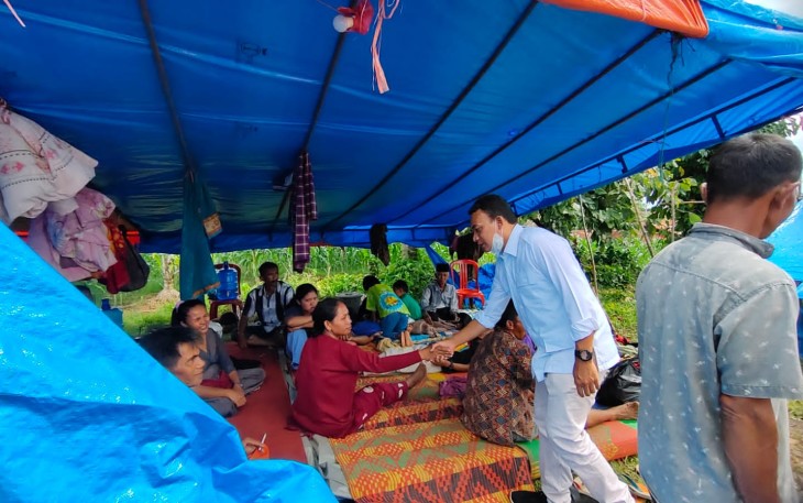 Ketua DPRD pasaman, Bustomi, saat mengunjugi warga terdampak gempa, di tenda pengungsian