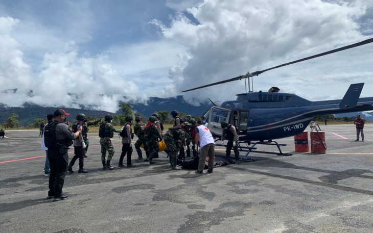 Proses evakuasi korban penembakan KKB