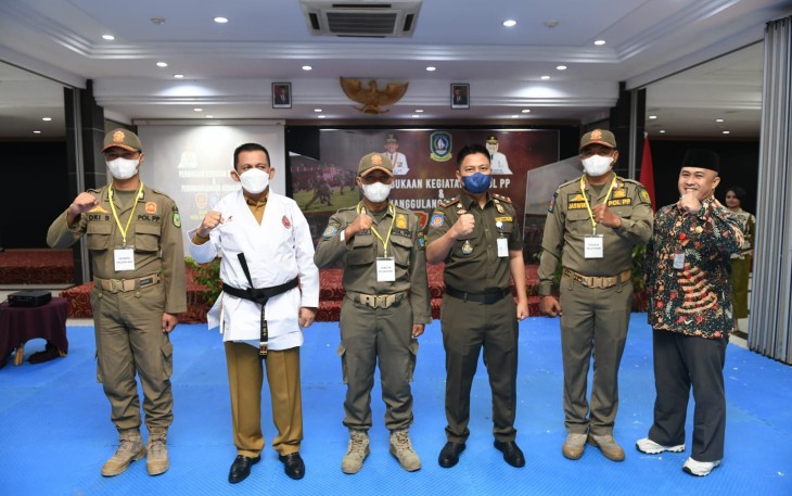 Foto bersama Gubernur Ansar, saat pembukaan pelatihan dan bimbingan teknis Satpol PP dan Gulkar se-Provinsi Kepri