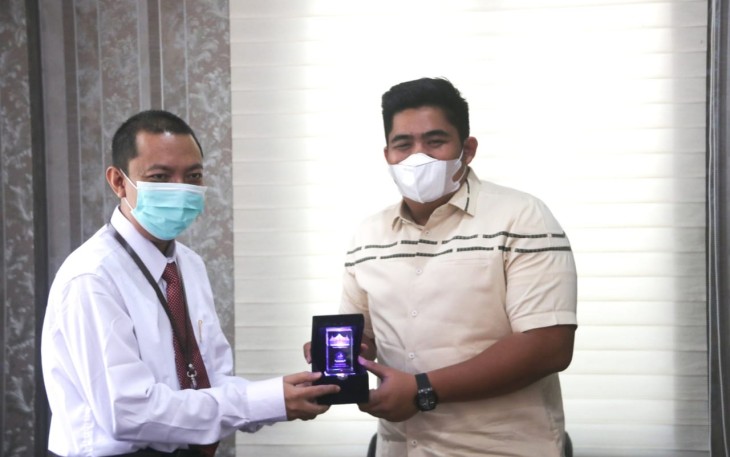 Roby Kurniawan bersama Kepala KPP Pratama Bintan