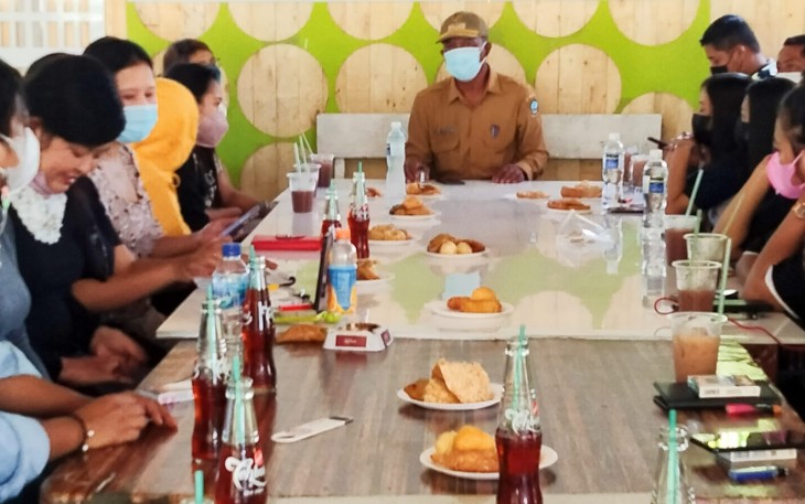 Pemdes dan Bhabinkamtibmas, menggelar sosialisasi pemahaman pentingnya Vaksinasi Covid-19