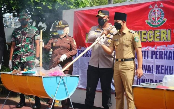 Bupati Trenggalek, Mochamad Nur Arifin, bersama Forkopimda, saat pemusnahan barang bukti