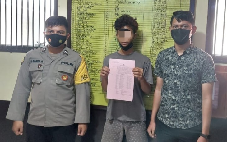 Foto : Pelaku pencurian dalam mobil (tengah)
