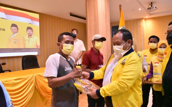 Ketua DPD Partai Golkar, M Sarmuji, saat baksos membagikan Minyak goreng kepada pedagang gorengan