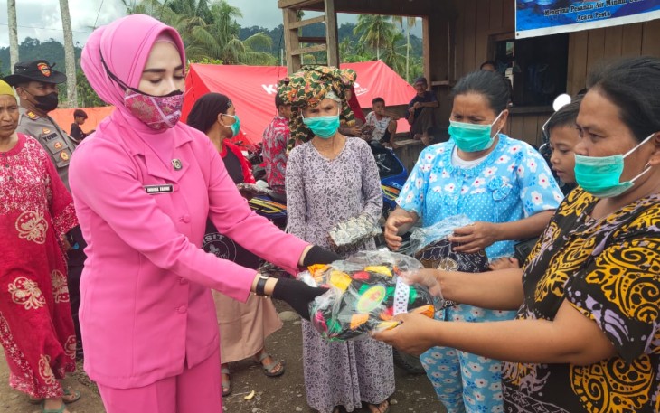 Bhayangkari Polres Pasaman, saat menyerahkan bantuan kepada warga terdampak gempa