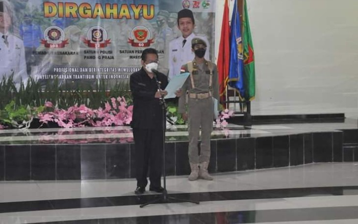 Pj Sekdakab Trenggalek, Dr. Andriyanto, saat memimpin apel peringatan HUT ke-72 Sat Pol PP - 103 Pemadam Kebakaran dan 60 Satlinmas, di Gedung Bawarasa, Kabupaten Trenggalek
