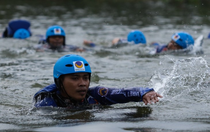 Pemuda Barisan Reaksi Cepat Rescue DPW Partai NasDem Jawa Timur, saat menjalani latihan