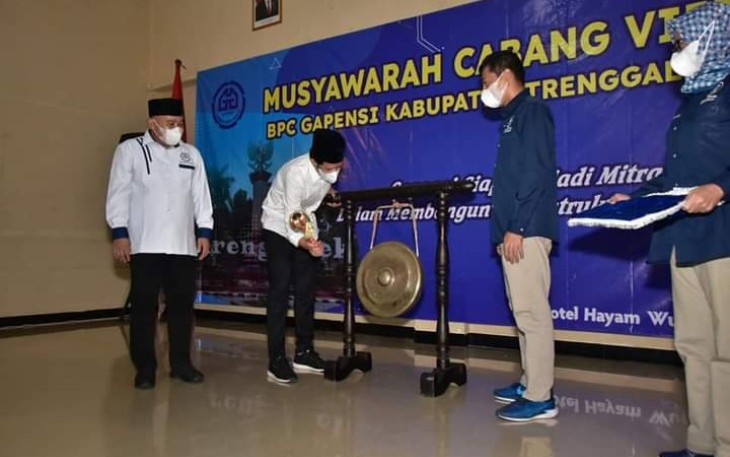 Wakil Bupati Trenggalek, Syah Muhamad Natanegara, saat membuka Muscab ke-8 Gapensi BPC Kabupaten Trenggalek