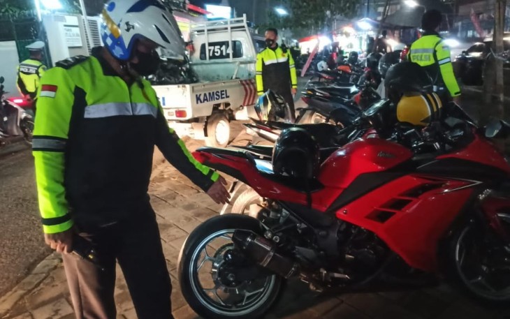 Satlantas Polres Karanganyar melakukan razia penertiban knalpot brong.