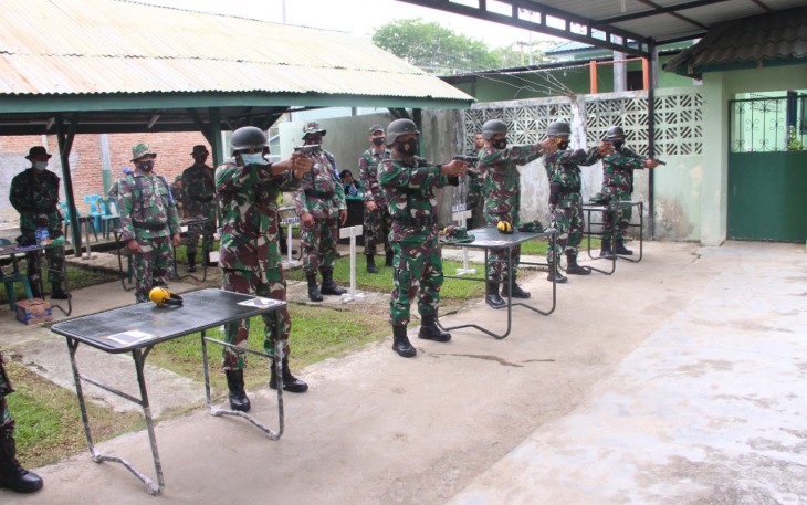 Latihan Menembak Pistol Prajurit Kodim 0104/Aceh Timur