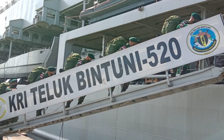 KRI Teluk Bintuni-520 Dukung Serpas Yonif Khusus 136/Tuah Sakti