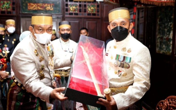 Mayjen TNI Andi Muhammad S.H.,Menerima Duplikat Benda Pusaka Kerajaan dari Pemda Bone