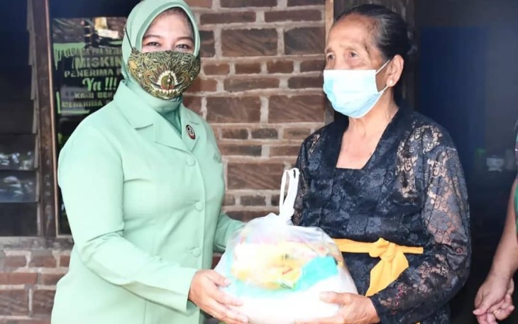 Persit KCK Koorcab Rem 081 Bagi-Bagi Bansos di Madiun dan Nganjuk
