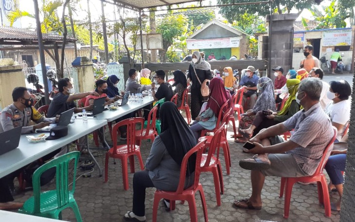 Vaksinasi oleh tim Puskesmas, Koramil dan Polsek Cepiring
