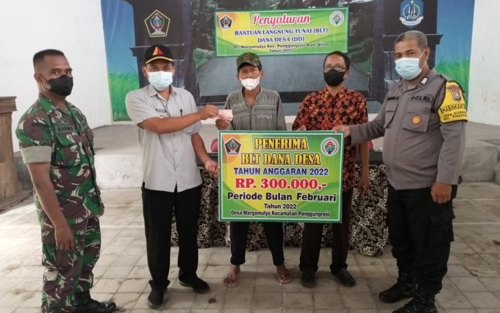 Babinsa Panggungrejo Dampingi Penyaluran BLT DD Warga Binaan