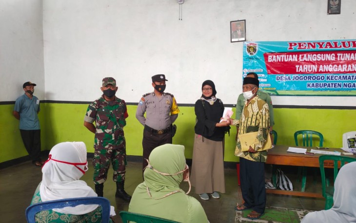 Babinsa Koramil 0805/08 Jogorogo Kawal Penyaluran BLT-DD Warga