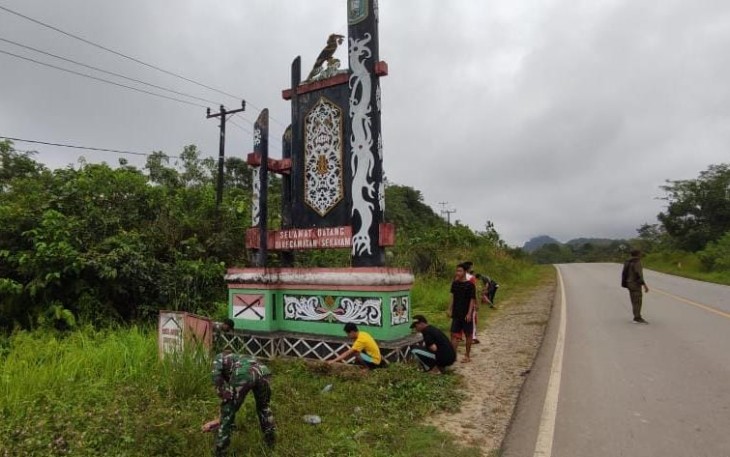Satgas Pamtas Yonif Mekanis 643/Wns Bersama Warga Karya Bhakti Bersihkan Lingkungan
