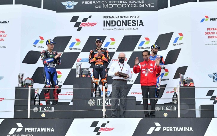 Usai penyerahan trofi, Presiden RI Ir H Joko Widodo foto bersama Dorna dan Sang Juara Event MotoGP Mandalika.
