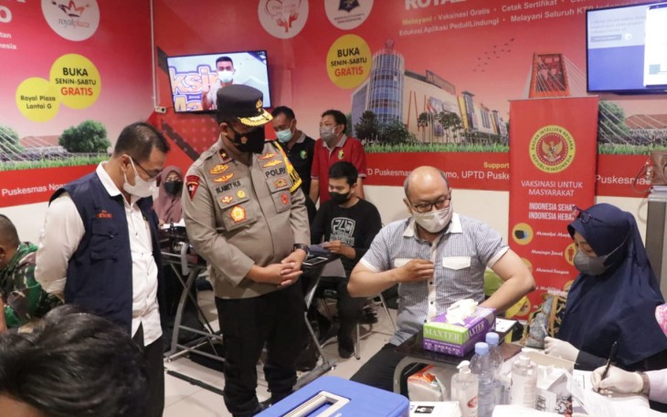 Wakapolda Jatim Cek Vaksinasi Dosis Tiga di Royal Plaza Surabaya