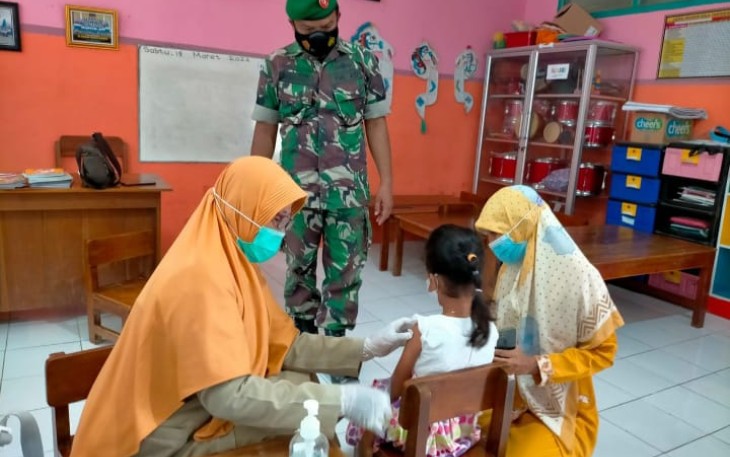 Babinsa Koramil Geneng Dampingi Vaksinasi Anak di Wilayah Binaannya