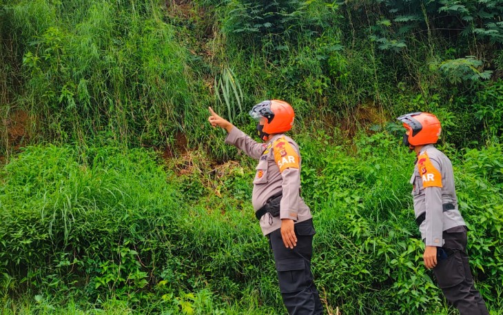Tebing Rawan Longsor, Team SAR Sat Brimob Polda Jabar Gencarkan Patroli