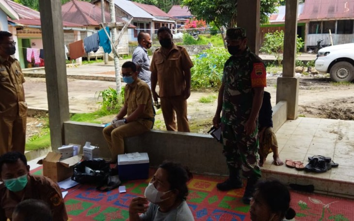 Babinsa Ramil 04/Tigalingga Himbau Warga Taat Protokol Kesehatan 