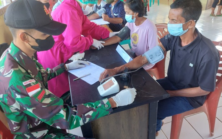 Warga Serbu Vaksinasi Covid-19 Tahap Kedua Satgas Perbatasan
