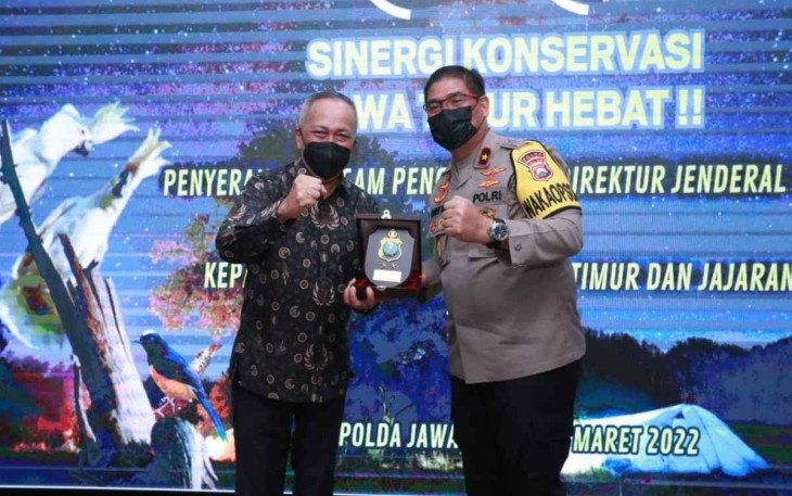 Polda Jatim Terima Penghargaan Dirjen KSDAE