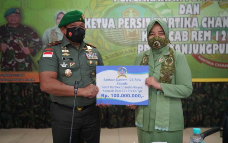 Danrem Salurkan Bantuan Kepada Ketua Persit KCK Koorcab Rem 121 PD XII Tanjungpura 