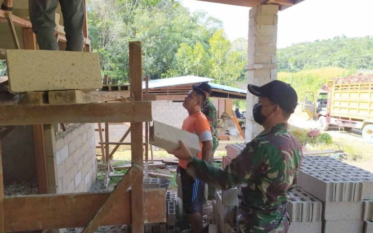 Anggota Satgas Yonif 144/JY Bantu Pembuatan Rumah Warga