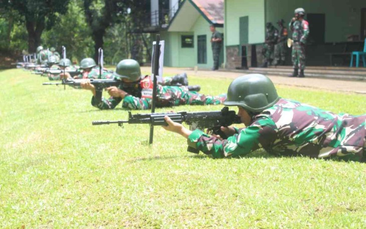 Komandan Kodim 1409/Gowa Pimpin Latihan Menembak