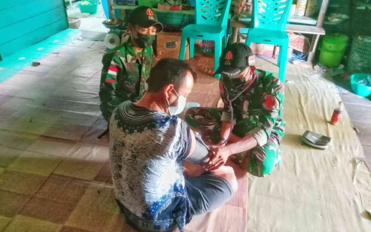 Sambangi Rumah Warga, Satgas Perbatasan Berikan Pengobatan Gratis 