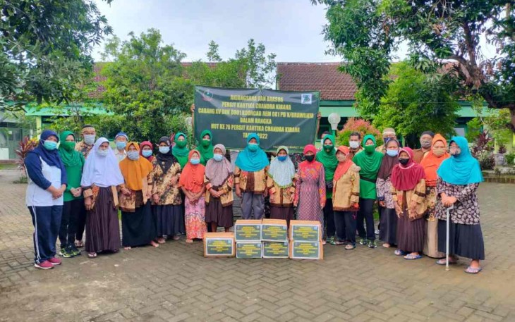 HUT Ke-76 Persit, Ketua Persit KCK Cab XV Dim 0801 Pacitan Gelar Anjangsana dan Baksos