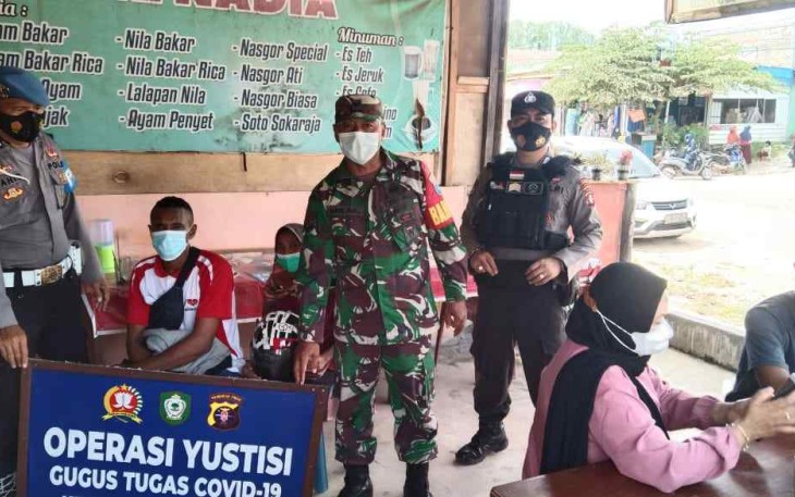 Babinsa Koramil 1015-10/Kotabesi Sosialisasi PPKM dan Bagikan Masker di Wilayah Binaan