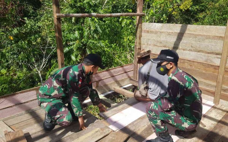 Anggota Satgas Yonif 144/JY Bantu Pembuatan Rumah Warga di Perbatasan