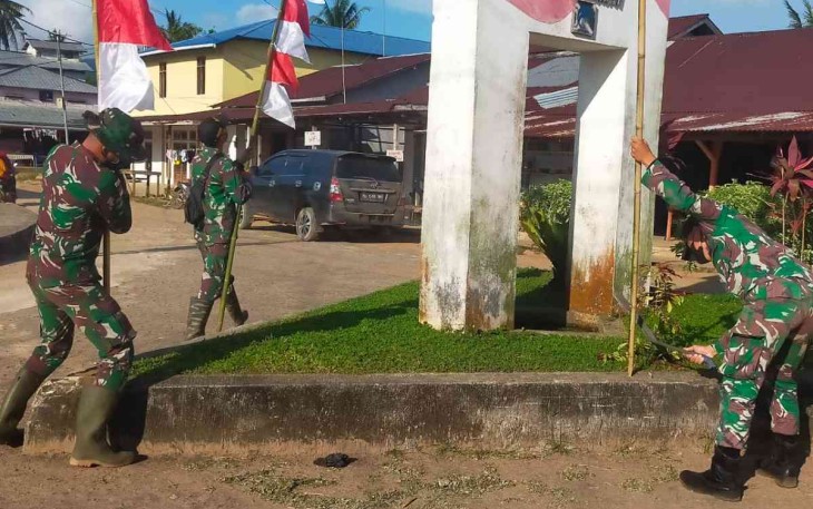 Satgas Perbatasan Bersama Polri dan Masyarakat Gotong Royong Bersihkan Dermaga Pantai Camar Bulan