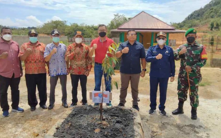 Dansatgas Yonif 144/JY Dampingi Pangkoopsdam XII/Tpr Tanam Pohon di Bukit Semugang