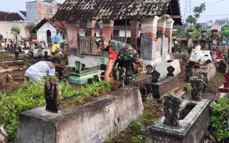 Jelang Ramadhan, Babinsa Desa Ringinpitu Kerja Bakti Bersihkan Areal TPU