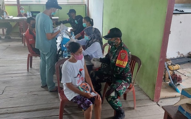 Sinergitas TNI-Polri dan Nakes Gelar Serbuan Vaksinasi Booster di Perbatasan