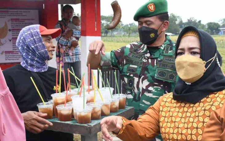 Rohimin Tak Menyangka Jualannya Habis Diborong Danrem 081/DSJ Kolonel Waris